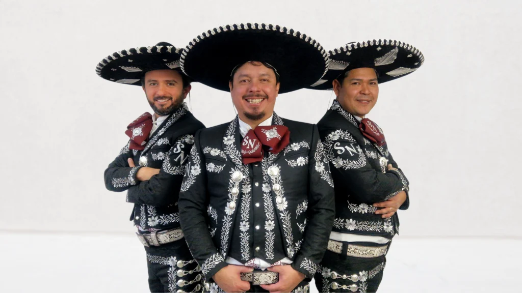 Sombrero-Negro- wide - stands Trio mariachi robi sobie zdjecie