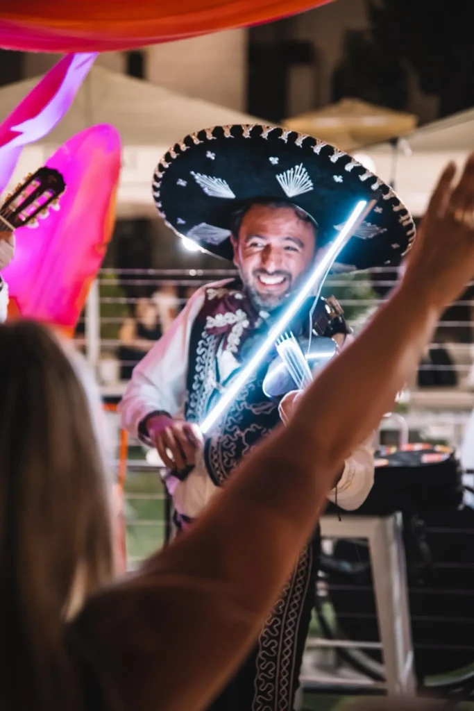 Skrzypek zespołu mariachi podczas występu