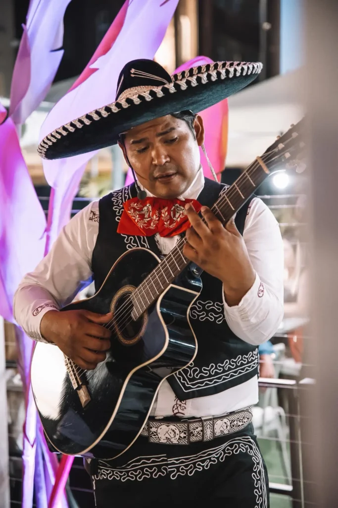 Muzyk grający na gitarze, autentyczne meksykańskie brzmienie na Śląsku