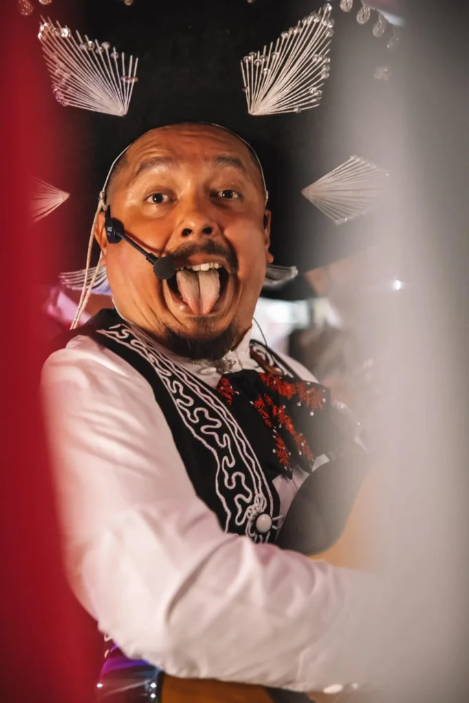 Show mariachi na żywo: trio Sombrero Negro bawi gości