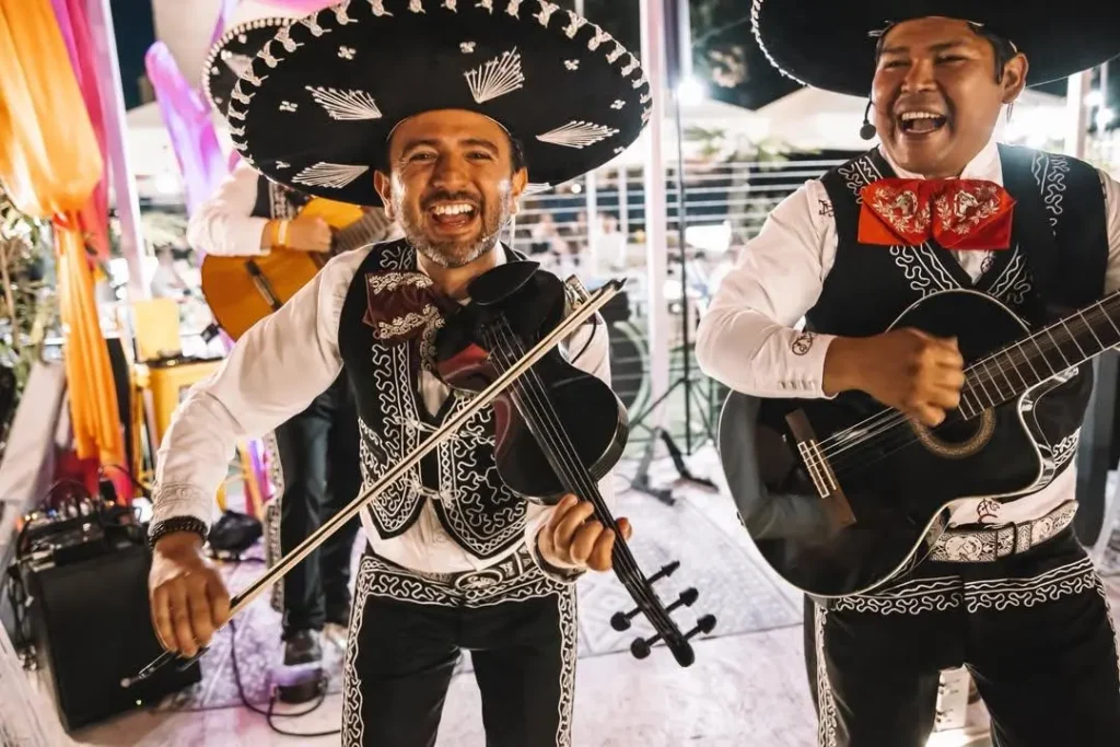 Zespół Mariachi Sombrero Negro: gitara, vihuela i skrzypce podczas występu