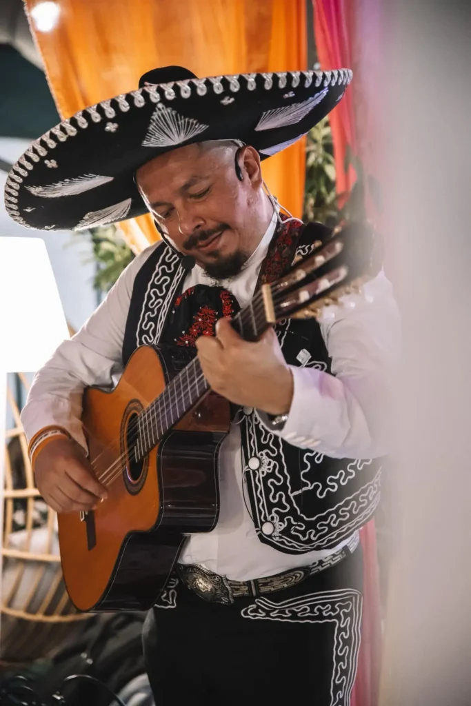 Gitarzysta zespołu mariachi Sombrero Negro na koncercie