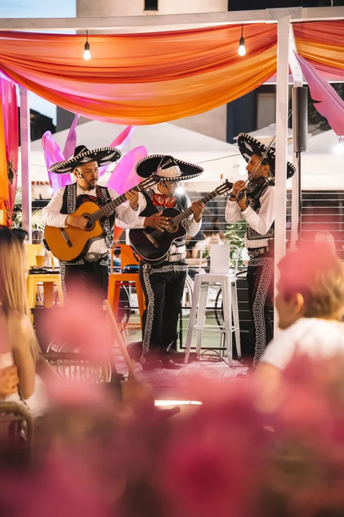 Muzycy grający na gitarze, meksykański zespół