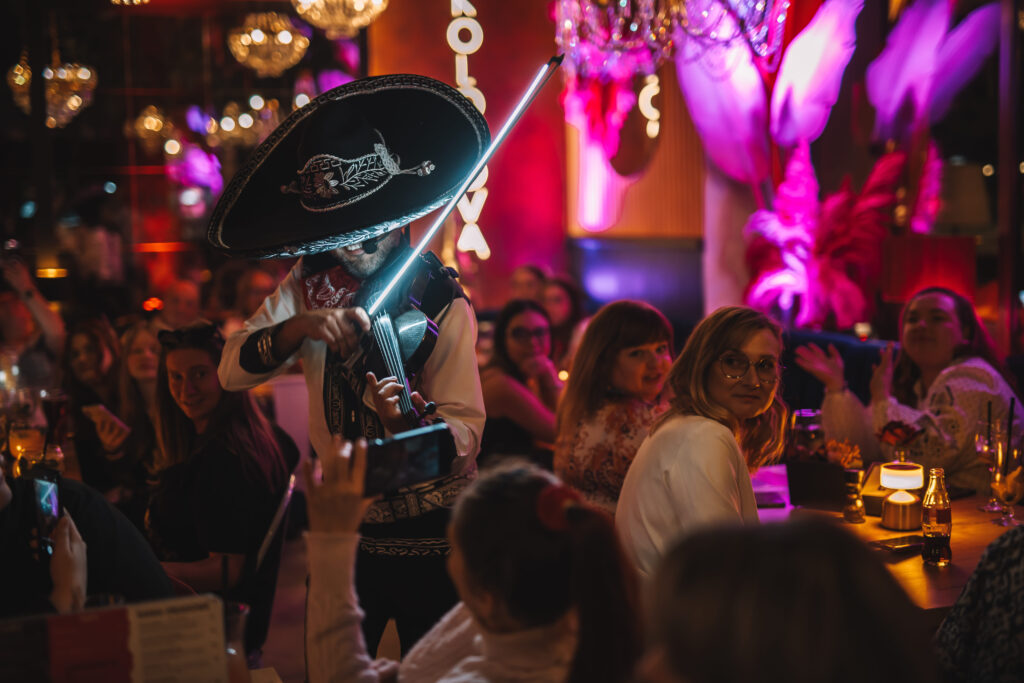 skrzypek ze świecącym smyczkiem