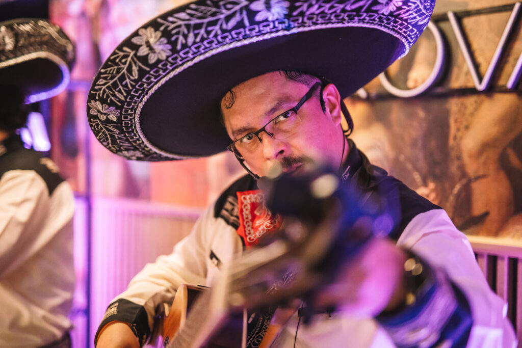 Albert Suazo na gitarze